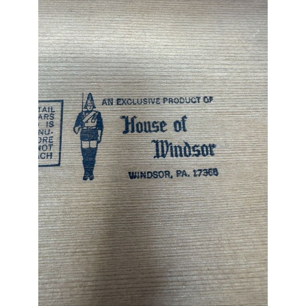 Vintage House of Windsor, Cedar Wood Cigar Box 1950’s 15 cents latched - Picture 11 of 11